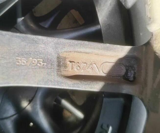 Komplet felg aluminiowych TORA + opony Fulda Carat Progresso