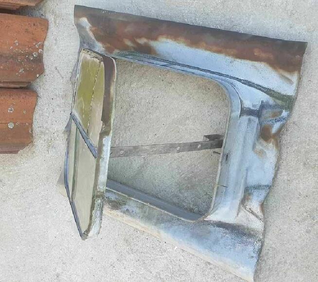 Dachówka esówka i właz dachowy gąsiory