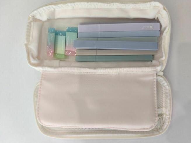 Piórnik pastelowy z wyposażeniem