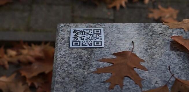 Plakietki z kodem QR na nagrobki
