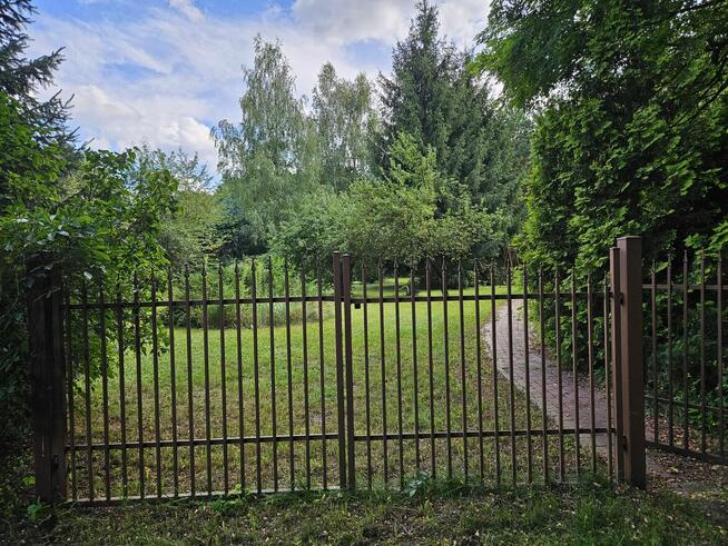 Działka budowlana 1798 m² + domek gospodarczy 37 m²