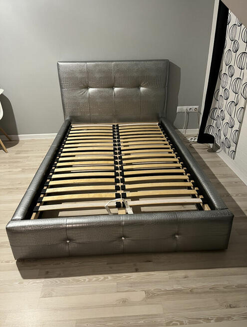 ŁÓŻKO TAPICEROWANE SKÓRZANE Z KRYSZTAŁKAMI