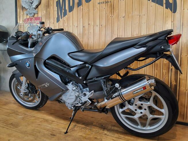 BMW F ## piękny motocykl BMW F 800 ST ## WYGLĄDA Pięknie