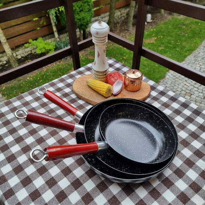 Zestaw trzech patelni