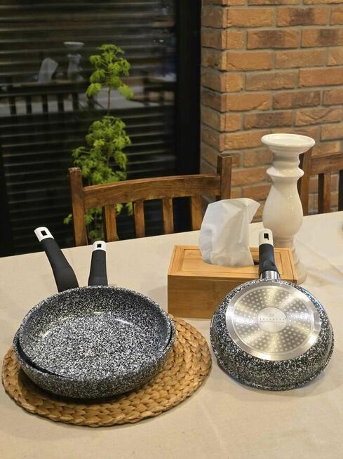 Zestaw trzech patelni