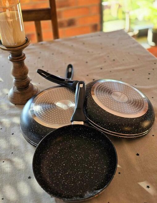 Zestaw trzech patelni