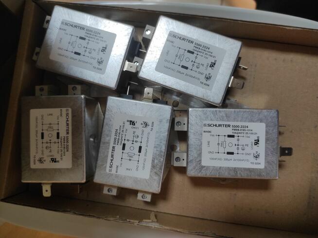 Syndyk sprzeda pakiet sprzętu elektronicznego