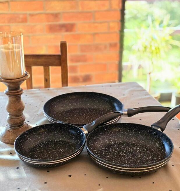 Zestaw trzech patelni