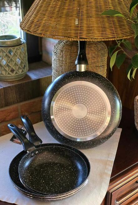 Zestaw trzech patelni