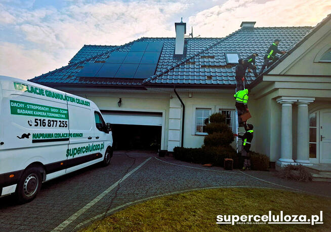 Wdmuchiwanie granulatu celulozy | Naprawa dachu po kunach