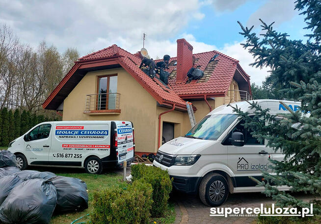 Wdmuchiwanie granulatu celulozy | Naprawa dachu po kunach