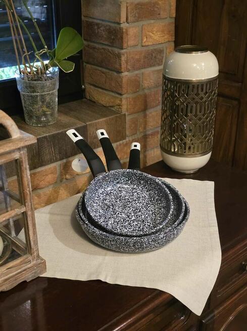 Zestaw trzech patelni