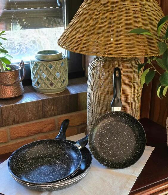 Zestaw trzech patelni