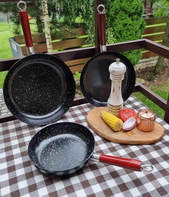 Zestaw trzech patelni