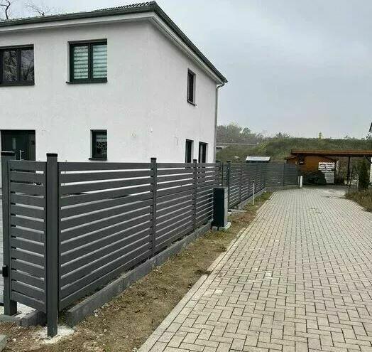 Ogrodzenie frontowe z bloczków styrobud alumioniowe palisady