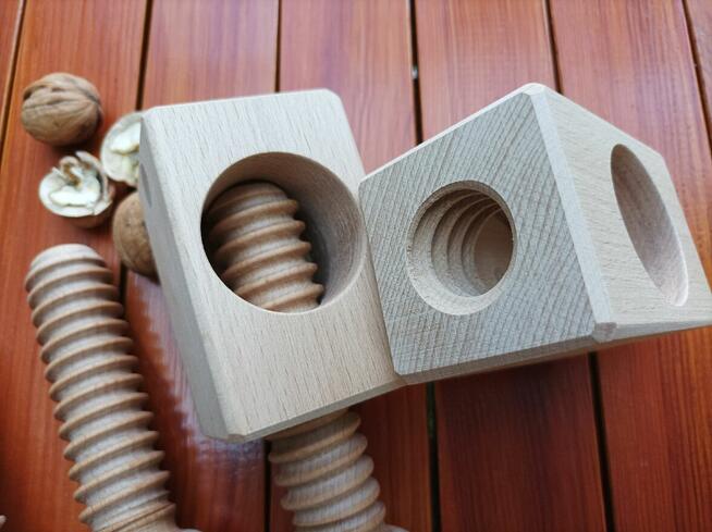 Dziadek do orzechów wzmocniony- śruby drewniane