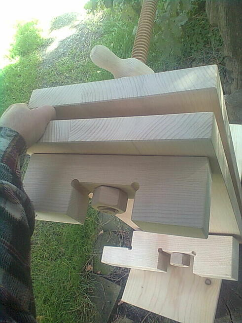 Dziadek do orzechów wzmocniony- śruby drewniane