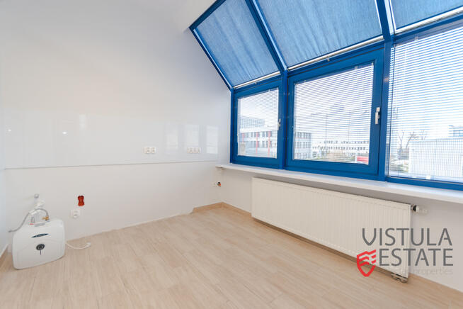 Lokal biurowy 221 m2 z parkingiem