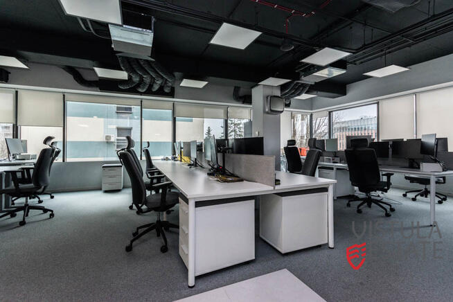 Przestrzeń biurowa w noweczesnym budynku