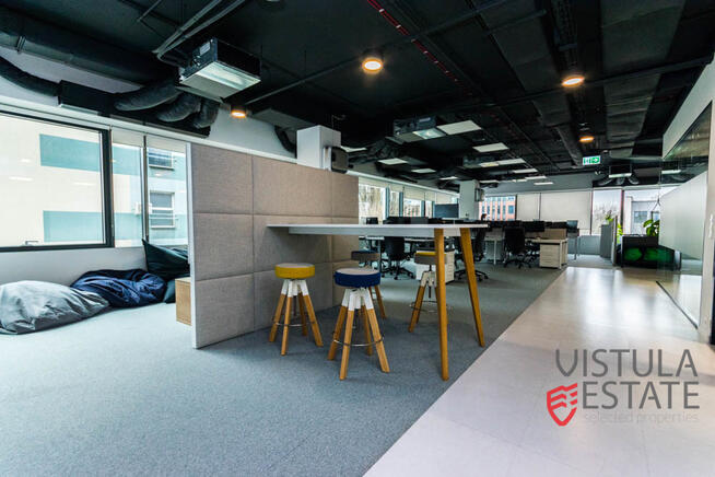 Przestrzeń biurowa w noweczesnym budynku
