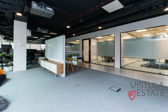 Przestrzeń biurowa w noweczesnym budynku