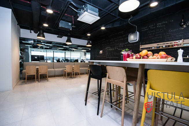 Przestrzeń biurowa w noweczesnym budynku