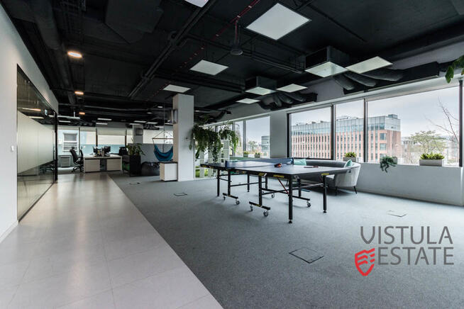 Przestrzeń biurowa w noweczesnym budynku