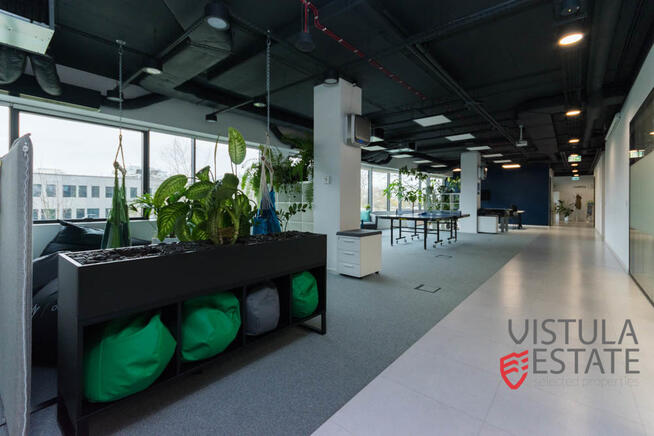 Przestrzeń biurowa w noweczesnym budynku