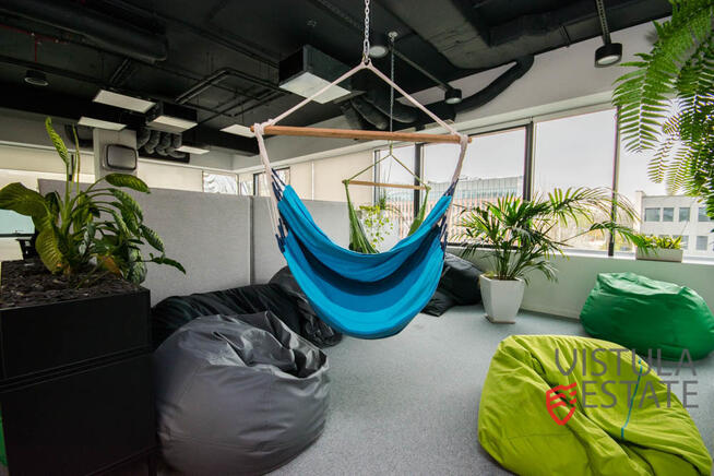 Przestrzeń biurowa w noweczesnym budynku