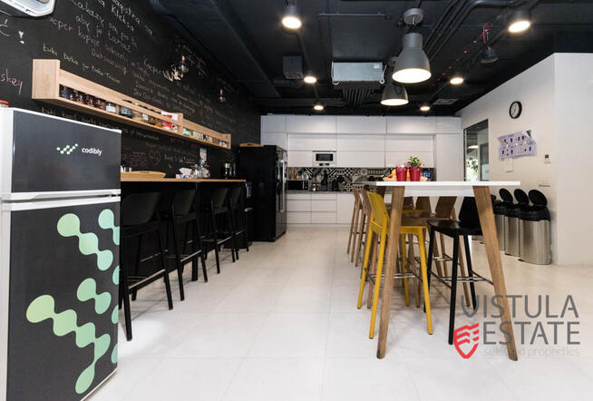 Przestrzeń biurowa w noweczesnym budynku