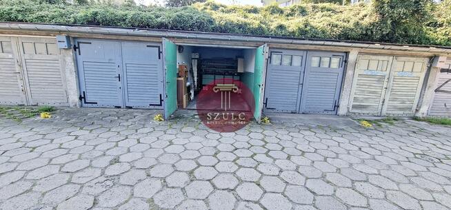 Funkcjonalny garaż z regałami i oświetleniem.