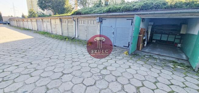 Funkcjonalny garaż z regałami i oświetleniem.