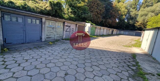 Funkcjonalny garaż z regałami i oświetleniem.