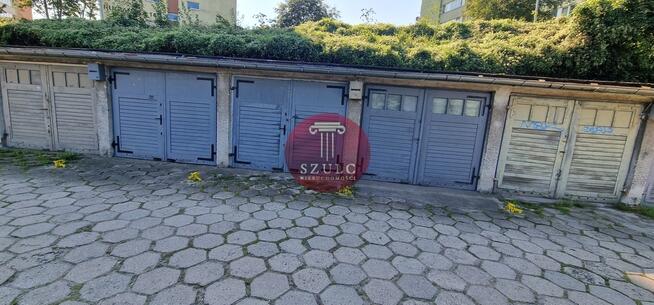 Funkcjonalny garaż z regałami i oświetleniem.