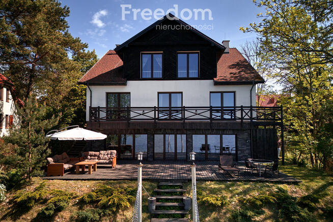 Dom z linią brzegową jeziora Tałty