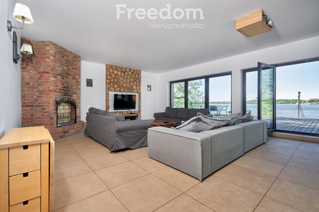 Dom z linią brzegową jeziora Tałty