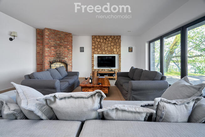 Dom z linią brzegową jeziora Tałty