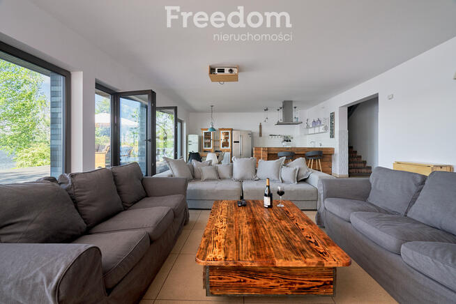 Dom z linią brzegową jeziora Tałty