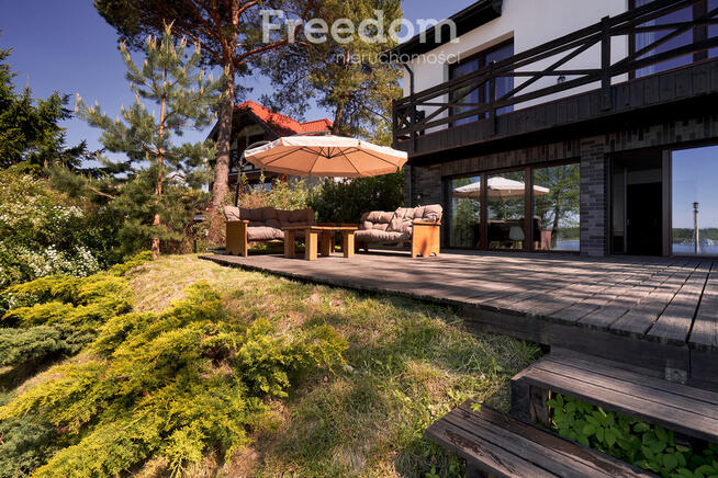 Dom z linią brzegową jeziora Tałty