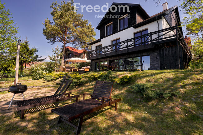 Dom z linią brzegową jeziora Tałty