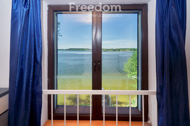 Dom z linią brzegową jeziora Tałty