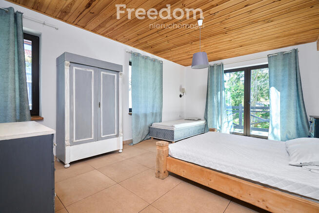 Dom z linią brzegową jeziora Tałty