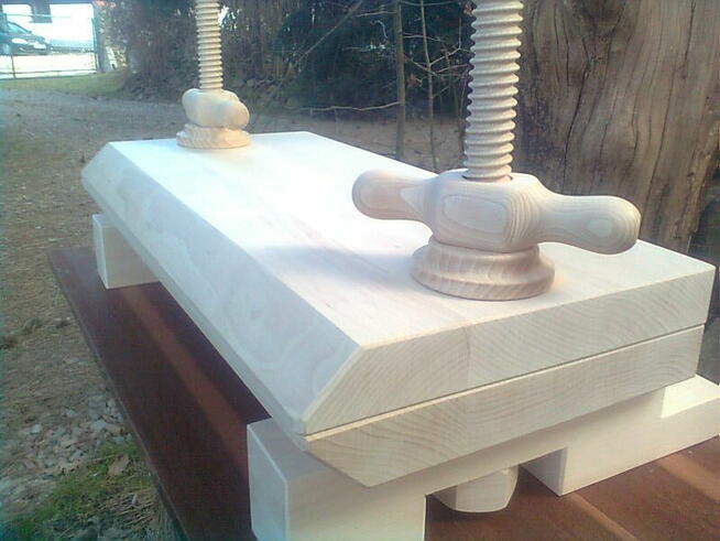 Dziadek do orzechów wzmocniony- śruby drewniane