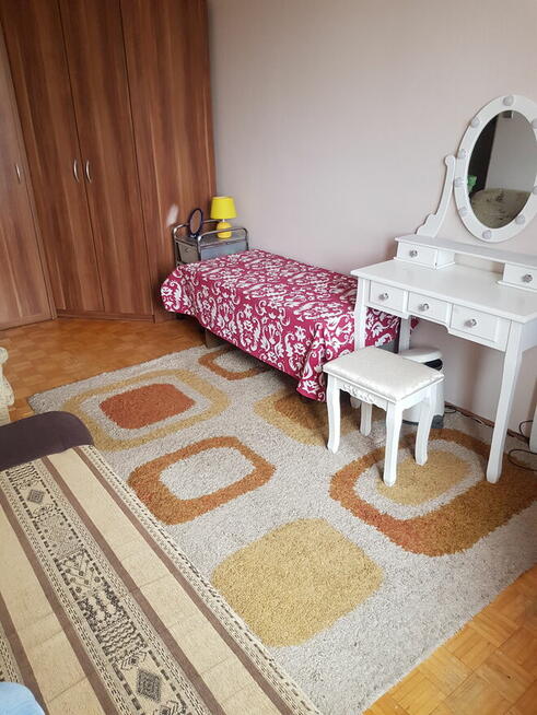 Pokój 18m do wynajęcia w mieszkaniu 3-pokojowym Czuby