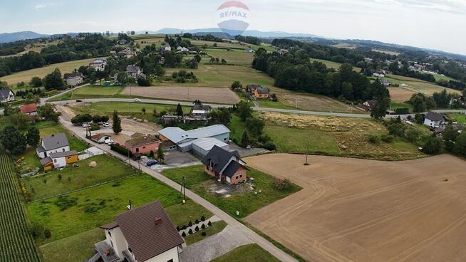 Przestronny dom do wykończenia na dużej działce.