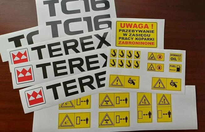 Dorabianie naklejek na maszyny rolnicze budowlane