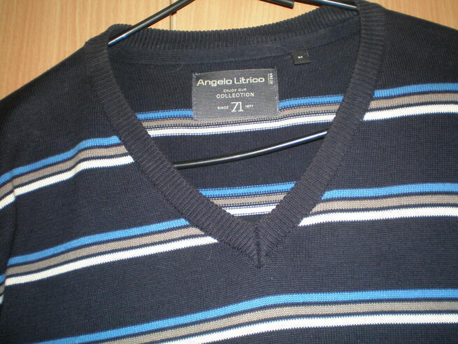 Sprzedam sweter męski rozmiar M, używany.