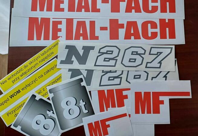 Dorabianie naklejek na maszyny budowlane rolnicze