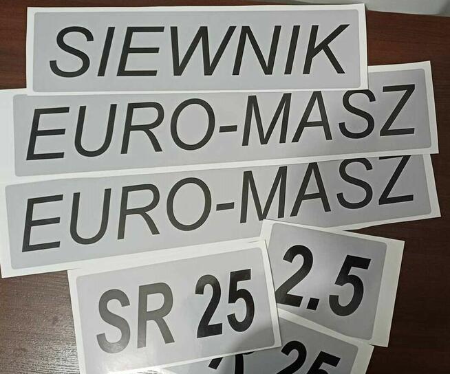 Dorabianie naklejek na maszyny budowlane rolnicze