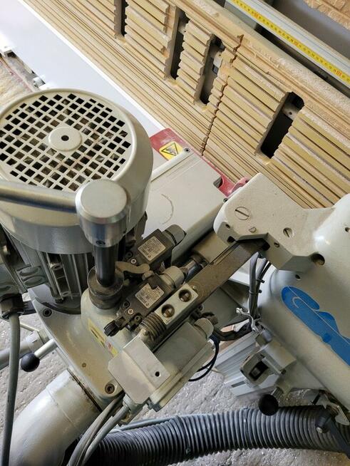 Syndyk sprzeda maszyn - piłę/frezakę pionową GMC 42-22 A